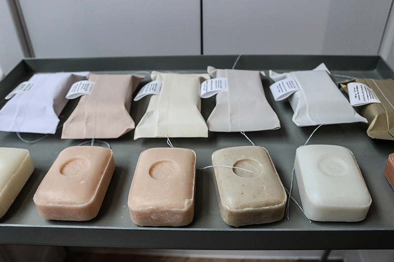 cousu de fils blanc soaps